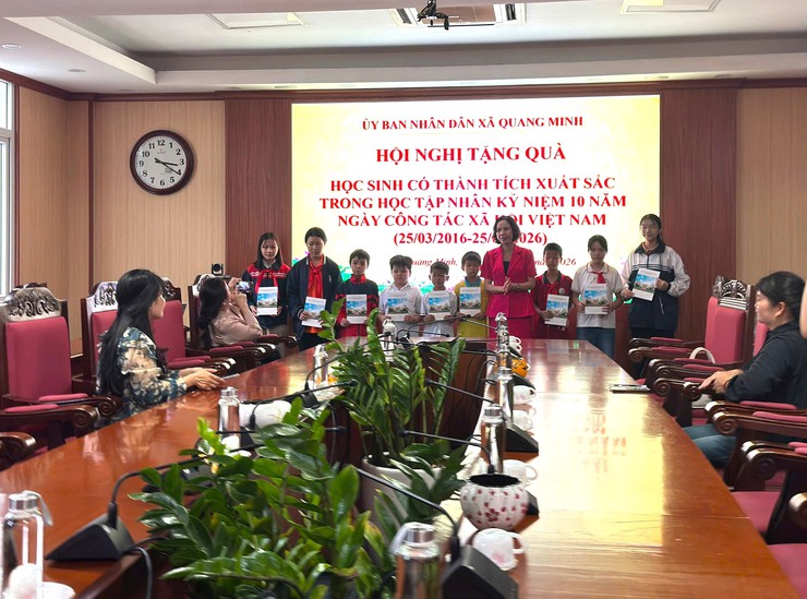 Quang Minh tổ chức tặng quà học sinh tiêu biểu nhân kỷ niệm 10 năm Ngày Công tác xã hội Việt Nam- Ảnh 2.