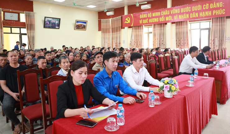 Xã Minh Châu trao quà tết cho các hộ gia đình có hoàn cảnh khó khăn trên địa bàn xã.- Ảnh 2.