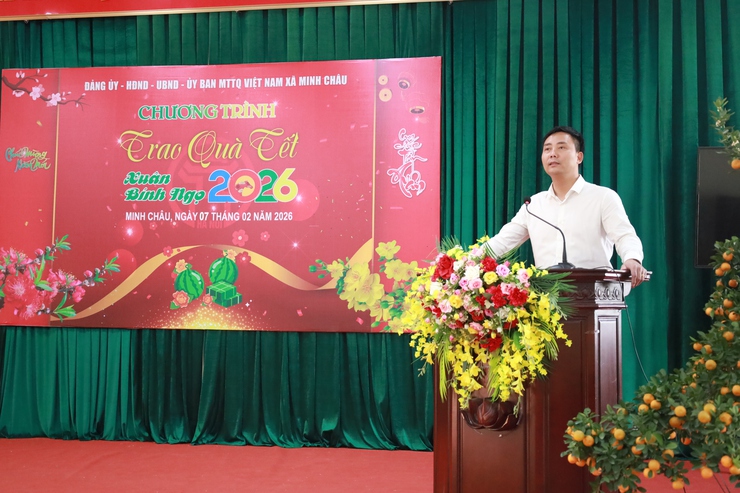 Xã Minh Châu trao quà tết cho các hộ gia đình có hoàn cảnh khó khăn trên địa bàn xã.- Ảnh 1.