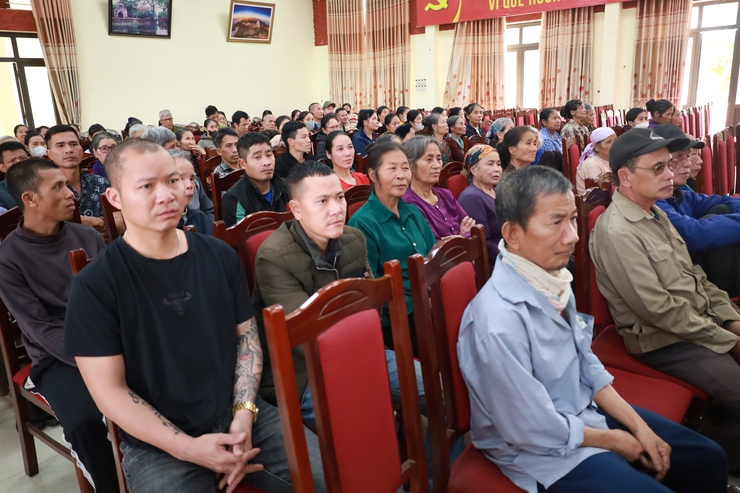 Xã Minh Châu trao quà tết cho các hộ gia đình có hoàn cảnh khó khăn trên địa bàn xã.- Ảnh 3.