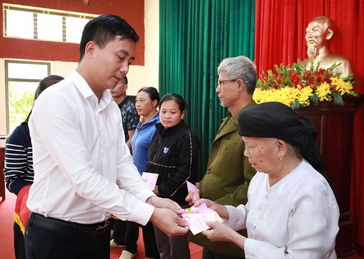 Xã Minh Châu trao quà tết cho các hộ gia đình có hoàn cảnh khó khăn trên địa bàn xã.- Ảnh 4.