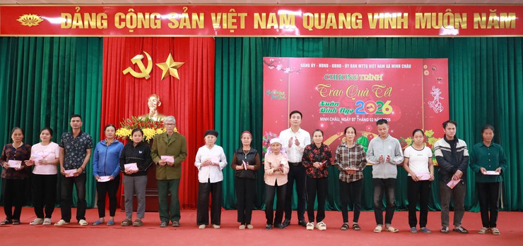 Xã Minh Châu trao quà tết cho các hộ gia đình có hoàn cảnh khó khăn trên địa bàn xã.- Ảnh 5.