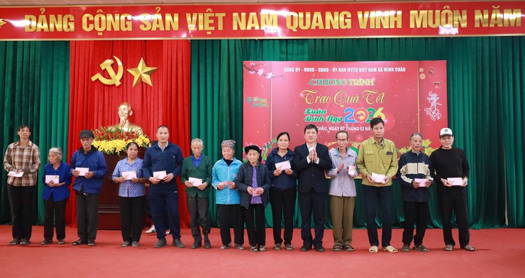 Xã Minh Châu trao quà tết cho các hộ gia đình có hoàn cảnh khó khăn trên địa bàn xã.- Ảnh 6.