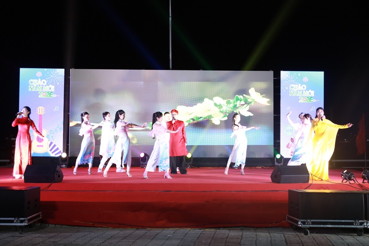 Pháo hoa đêm Giao thừa lần đầu tiên thắp sáng xã đảo duy nhất của Thủ đô.- Ảnh 3.