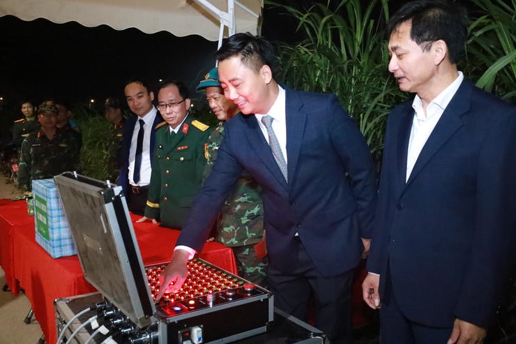 Pháo hoa đêm Giao thừa lần đầu tiên thắp sáng xã đảo duy nhất của Thủ đô.- Ảnh 20.