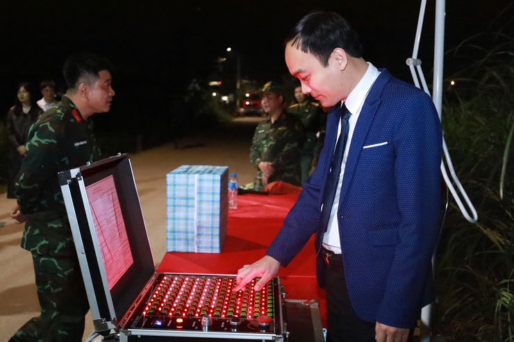 Pháo hoa đêm Giao thừa lần đầu tiên thắp sáng xã đảo duy nhất của Thủ đô.- Ảnh 22.