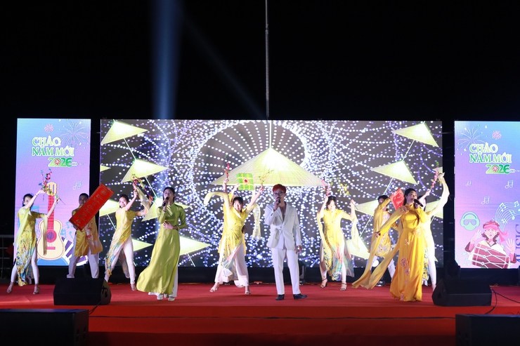 Pháo hoa đêm Giao thừa lần đầu tiên thắp sáng xã đảo duy nhất của Thủ đô.- Ảnh 8.