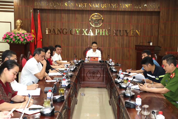 Thường trực Đảng ủy xã Phú Xuyên nghe báo cáo kết quả giải quyết 03 điểm nghẽn về “an toàn thực phẩm”, “ô nhiễm môi trường” và “trật tự đô thị”.- Ảnh 1.