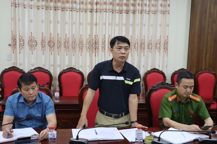 Thường trực Đảng ủy xã Phú Xuyên nghe báo cáo kết quả giải quyết 03 điểm nghẽn về “an toàn thực phẩm”, “ô nhiễm môi trường” và “trật tự đô thị”.- Ảnh 2.