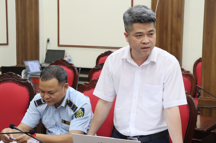 Thường trực Đảng ủy xã Phú Xuyên nghe báo cáo kết quả giải quyết 03 điểm nghẽn về “an toàn thực phẩm”, “ô nhiễm môi trường” và “trật tự đô thị”.- Ảnh 4.