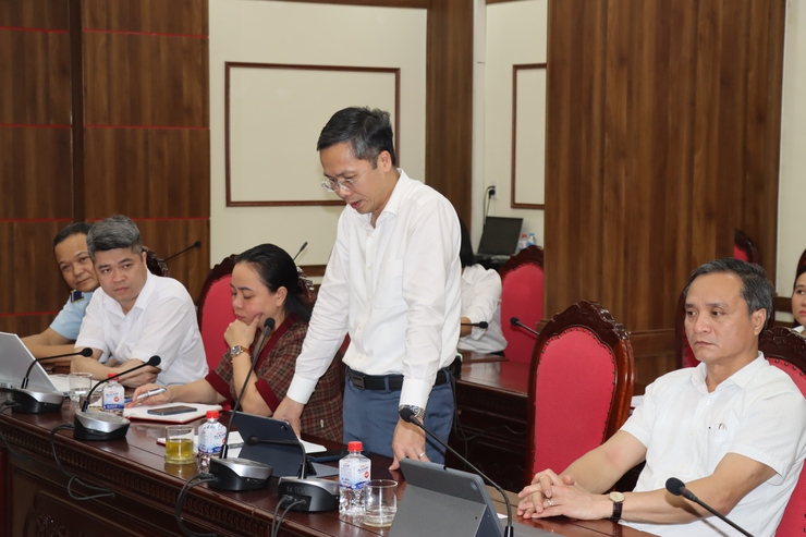 Thường trực Đảng ủy xã Phú Xuyên nghe báo cáo kết quả giải quyết 03 điểm nghẽn về “an toàn thực phẩm”, “ô nhiễm môi trường” và “trật tự đô thị”.- Ảnh 5.