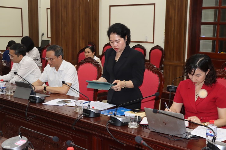 Thường trực Đảng ủy xã Phú Xuyên nghe báo cáo kết quả giải quyết 03 điểm nghẽn về “an toàn thực phẩm”, “ô nhiễm môi trường” và “trật tự đô thị”.- Ảnh 6.