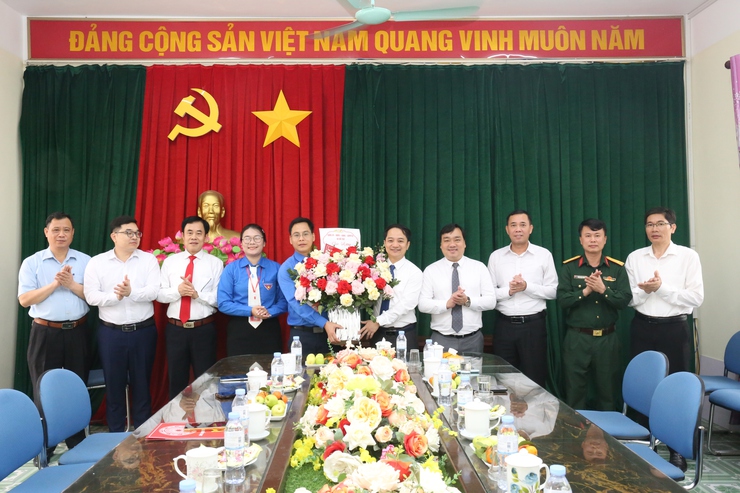 Lãnh đạo xã Bất Bạt chúc mừng Đoàn Thanh niên nhân kỷ niệm 95 năm thành lập- Ảnh 1.