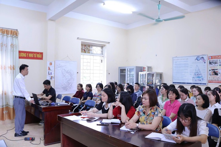 Trạm Y tế phường Dương Nội tập huấn kiến thức an toàn thực phẩm cho nhân viên phụ trách y tế học đường và bếp ăn các trường học - Ảnh 1.