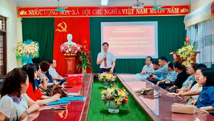 Trường THCS Hợp Thanh hỗ trợ tiền xăng xe cho 23 cán bộ, giáo viên, nhân viên ở cách xa trường- Ảnh 1.