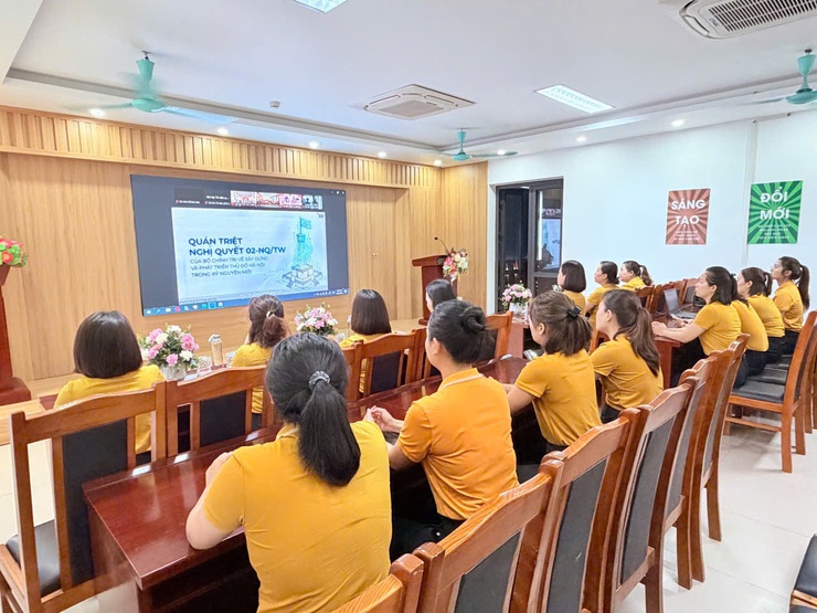 Đảng ủy phường Việt Hưng  tổ chức tiếp sóng Hội nghị trực tuyến quán triệt Nghị quyết số 02-NQ/TW.- Ảnh 11.