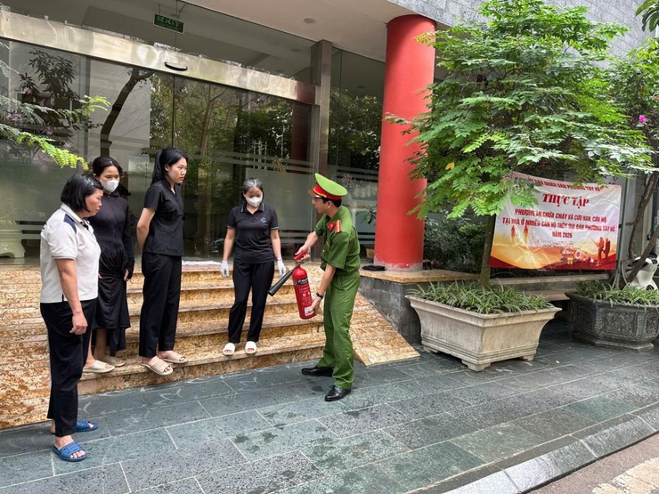 Phường Tây Hồ tổ chức tập huấn và thực tập phương án PCCC & CNCH tại các nhà ở nhiều căn hộ- Ảnh 3.