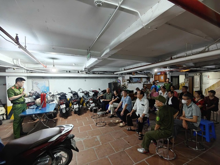 Phường Tây Hồ tổ chức tập huấn và thực tập phương án PCCC & CNCH tại các nhà ở nhiều căn hộ- Ảnh 1.