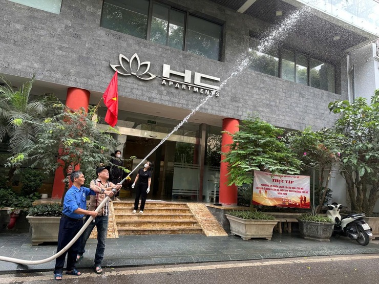 Phường Tây Hồ tổ chức tập huấn và thực tập phương án PCCC & CNCH tại các nhà ở nhiều căn hộ- Ảnh 2.