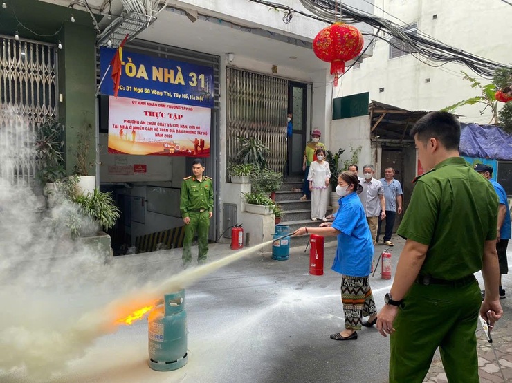 Phường Tây Hồ tổ chức tập huấn và thực tập phương án PCCC & CNCH tại các nhà ở nhiều căn hộ- Ảnh 5.