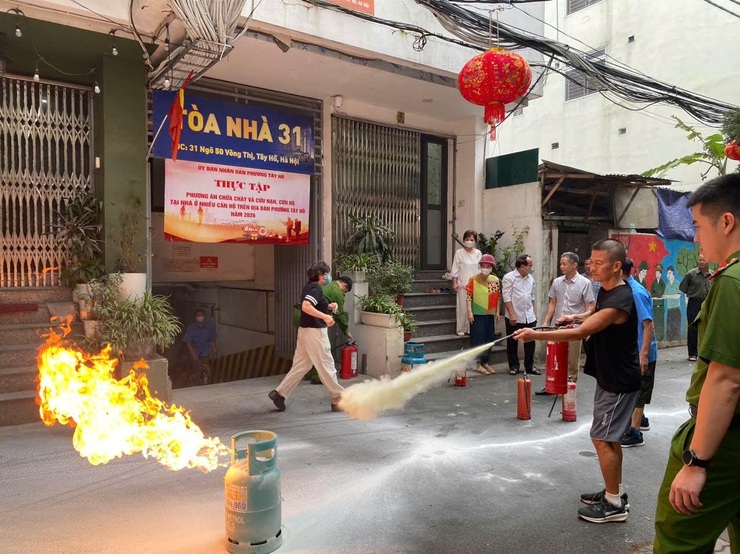Phường Tây Hồ tổ chức tập huấn và thực tập phương án PCCC & CNCH tại các nhà ở nhiều căn hộ- Ảnh 4.