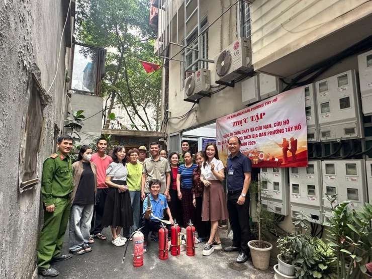Phường Tây Hồ tổ chức tập huấn và thực tập phương án PCCC & CNCH tại các nhà ở nhiều căn hộ- Ảnh 6.