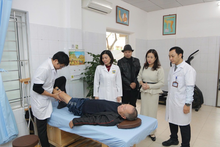 Đau cổ vai gáy gia tăng ở dân văn phòng, nguy cơ tổn thương thần kinh nếu chủ quan- Ảnh 1.