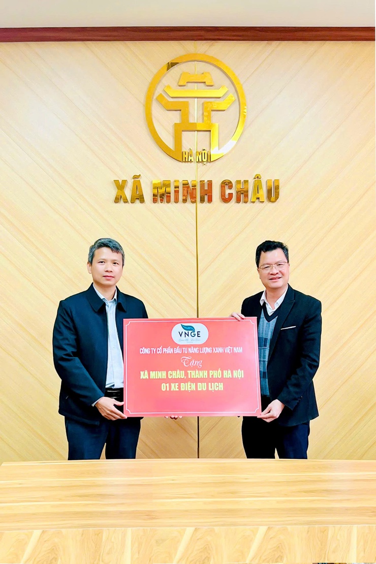 Xã Minh Châu tiếp nhận xe điện du lịch, hướng tới phát triển du lịch xanh- Ảnh 1.