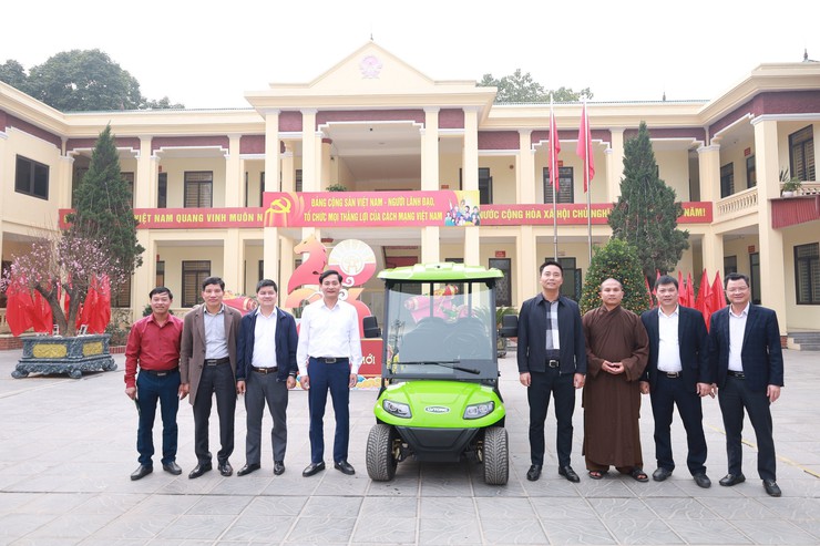 Xã Minh Châu tiếp nhận xe điện du lịch, hướng tới phát triển du lịch xanh- Ảnh 2.