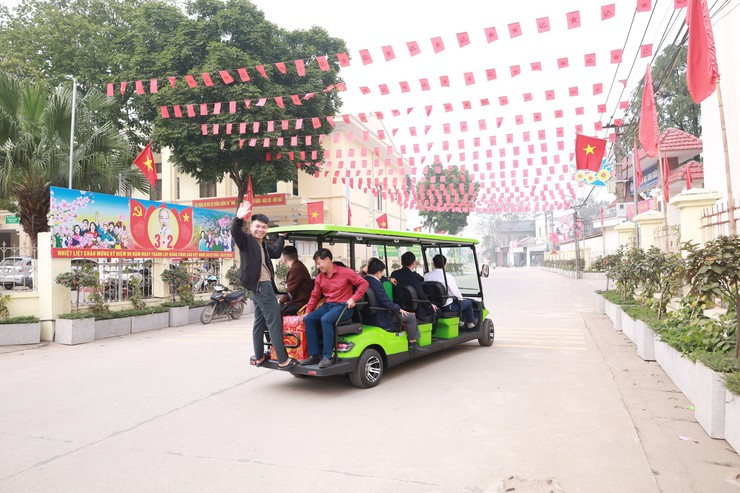 Xã Minh Châu tiếp nhận xe điện du lịch, hướng tới phát triển du lịch xanh- Ảnh 4.