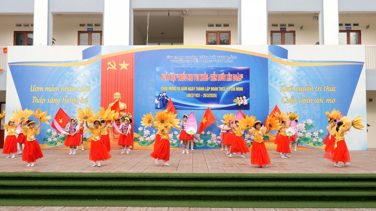 TRƯỜNG TIỂU HỌC THƯ LÂM SÔI NỔI NGÀY HỘI
“THIẾU NHI VUI KHỎE – TIẾN BƯỚC LÊN ĐOÀN”
- Ảnh 12.