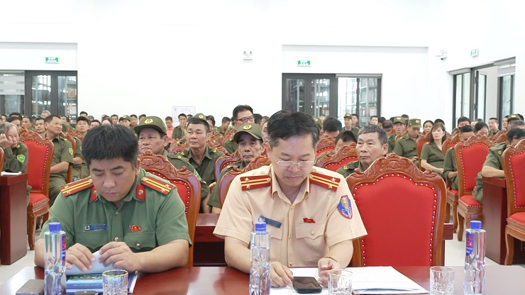 CÔNG AN XÃ THƯ LÂM TỔ CHỨC LỄ KHAI GIẢNG LỚP TẬP HUẤN KỸ NĂNG BẢO ĐẢM TTATGT ĐỐI VỚI LỰC LƯỢNG THAM GIA BẢO VỆ AN NINH, TRẬT TỰ Ở CƠ SỞ- Ảnh 1.