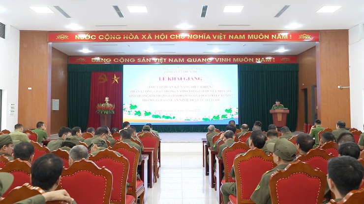 CÔNG AN XÃ THƯ LÂM TỔ CHỨC LỄ KHAI GIẢNG LỚP TẬP HUẤN KỸ NĂNG BẢO ĐẢM TTATGT ĐỐI VỚI LỰC LƯỢNG THAM GIA BẢO VỆ AN NINH, TRẬT TỰ Ở CƠ SỞ- Ảnh 5.