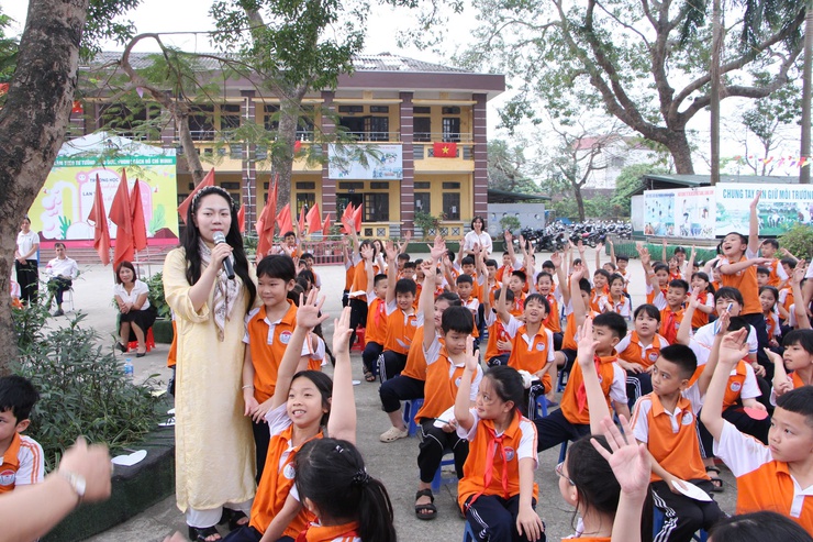 Trường Tiểu học Trung Hòa tổ chức ngoại khóa “ Giá trị tình yêu thương và lòng biết ơn – Cha mẹ, Thầy cô đồng hành cùng con”- Ảnh 7.