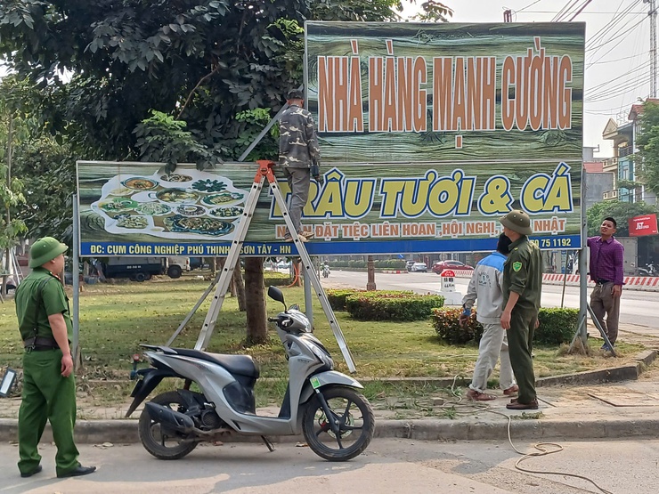 RA QUÂN XỬ LÝ BIỂN QUẢNG CÁO SAI QUY ĐỊNH, CHỈNH TRANG ĐÔ THỊ PHƯỜNG SƠN TÂY- Ảnh 1.