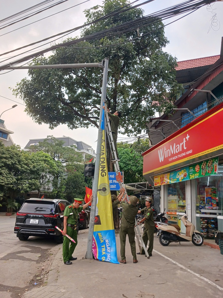 RA QUÂN XỬ LÝ BIỂN QUẢNG CÁO SAI QUY ĐỊNH, CHỈNH TRANG ĐÔ THỊ PHƯỜNG SƠN TÂY- Ảnh 2.