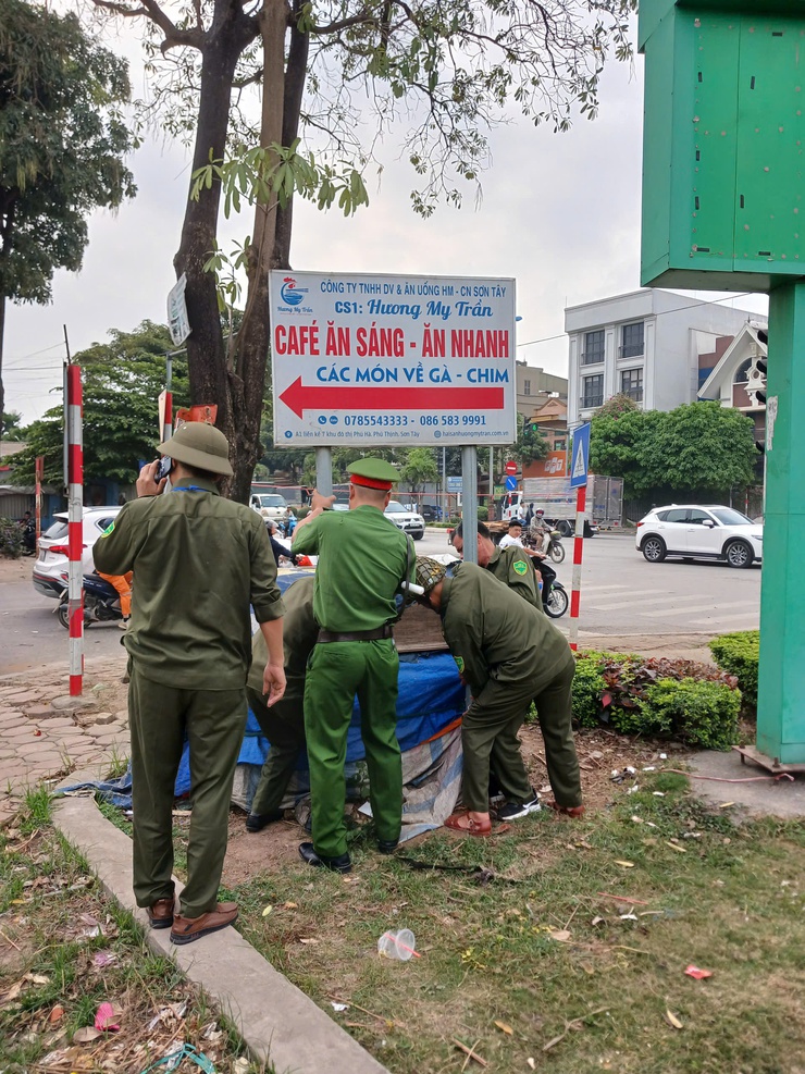 RA QUÂN XỬ LÝ BIỂN QUẢNG CÁO SAI QUY ĐỊNH, CHỈNH TRANG ĐÔ THỊ PHƯỜNG SƠN TÂY- Ảnh 3.