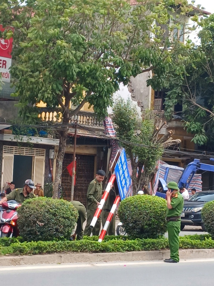 RA QUÂN XỬ LÝ BIỂN QUẢNG CÁO SAI QUY ĐỊNH, CHỈNH TRANG ĐÔ THỊ PHƯỜNG SƠN TÂY- Ảnh 4.