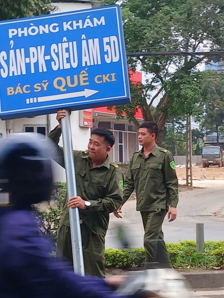 RA QUÂN XỬ LÝ BIỂN QUẢNG CÁO SAI QUY ĐỊNH, CHỈNH TRANG ĐÔ THỊ PHƯỜNG SƠN TÂY- Ảnh 5.