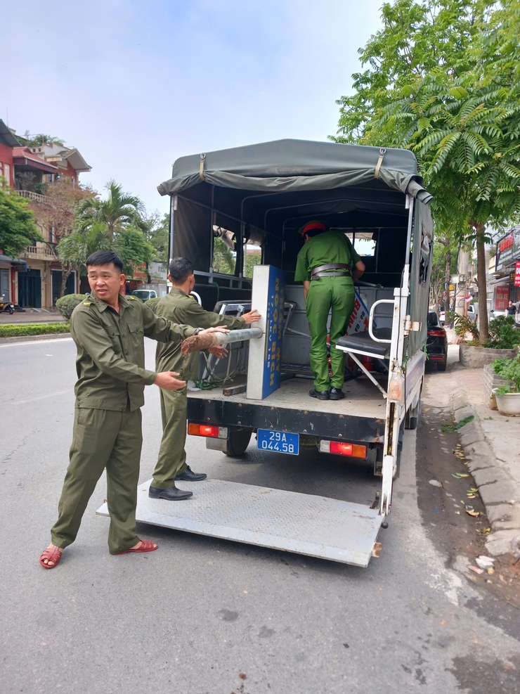 RA QUÂN XỬ LÝ BIỂN QUẢNG CÁO SAI QUY ĐỊNH, CHỈNH TRANG ĐÔ THỊ PHƯỜNG SƠN TÂY- Ảnh 6.