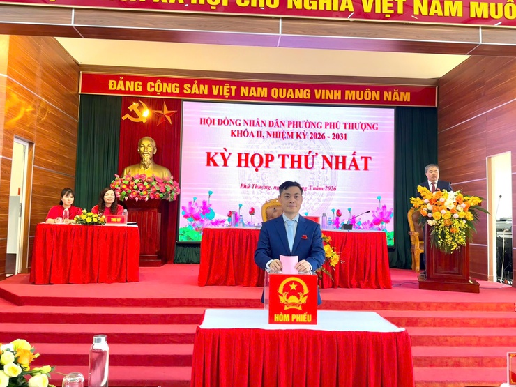 Kỳ họp thứ nhất HĐND phường Phú Thượng khóa II – Khẳng định quyết tâm, mở ra chặng đường phát triển mới- Ảnh 5.