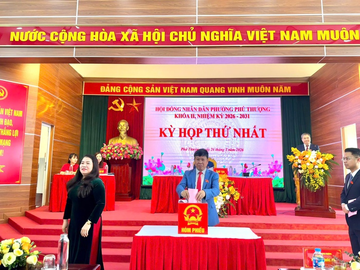 Kỳ họp thứ nhất HĐND phường Phú Thượng khóa II – Khẳng định quyết tâm, mở ra chặng đường phát triển mới- Ảnh 9.