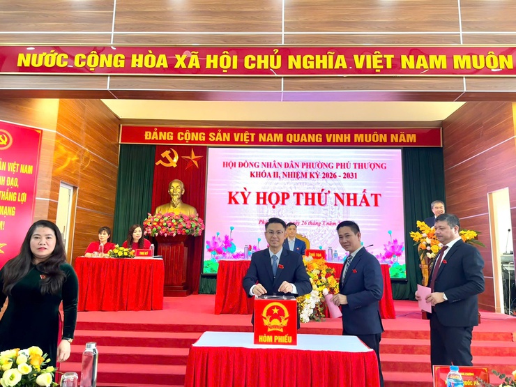 Kỳ họp thứ nhất HĐND phường Phú Thượng khóa II – Khẳng định quyết tâm, mở ra chặng đường phát triển mới- Ảnh 10.