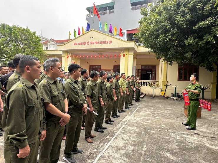 Tập huấn, tuyên truyền kiến thức kỹ năng về PCCC cho  thành viên tổ an ninh trật tự kiêm nhiệm đội viên Đội dân phòng trên địa bàn xã- Ảnh 4.