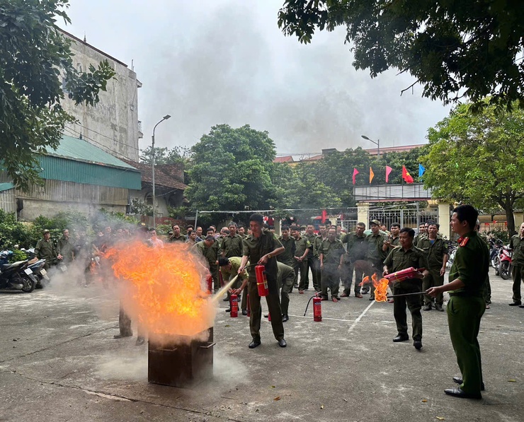 Tập huấn, tuyên truyền kiến thức kỹ năng về PCCC cho  thành viên tổ an ninh trật tự kiêm nhiệm đội viên Đội dân phòng trên địa bàn xã- Ảnh 5.
