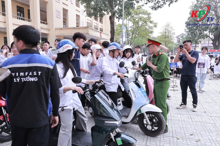 Công an xã Kiều Phú phối hợp tổ chức chương trình tuyên truyền, giáo dục pháp luật về trật tự an toàn giao thông và hướng dẫn kỹ năng lái xe an toàn cho học sinh Trường THPT Minh Khai- Ảnh 8.