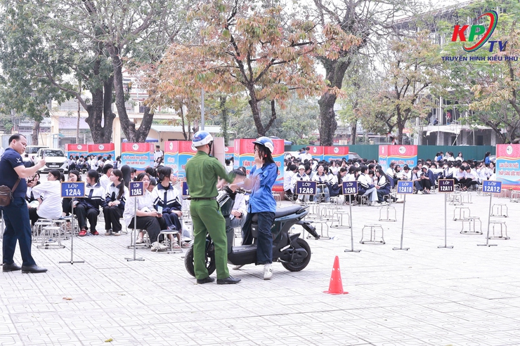 Công an xã Kiều Phú phối hợp tổ chức chương trình tuyên truyền, giáo dục pháp luật về trật tự an toàn giao thông và hướng dẫn kỹ năng lái xe an toàn cho học sinh Trường THPT Minh Khai- Ảnh 6.