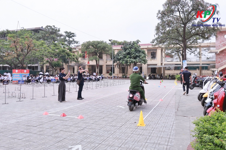 Công an xã Kiều Phú phối hợp tổ chức chương trình tuyên truyền, giáo dục pháp luật về trật tự an toàn giao thông và hướng dẫn kỹ năng lái xe an toàn cho học sinh Trường THPT Minh Khai- Ảnh 5.