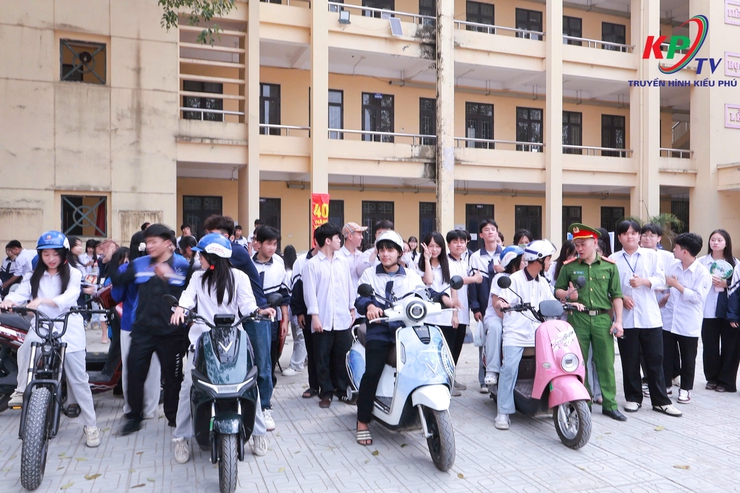 Công an xã Kiều Phú phối hợp tổ chức chương trình tuyên truyền, giáo dục pháp luật về trật tự an toàn giao thông và hướng dẫn kỹ năng lái xe an toàn cho học sinh Trường THPT Minh Khai- Ảnh 7.