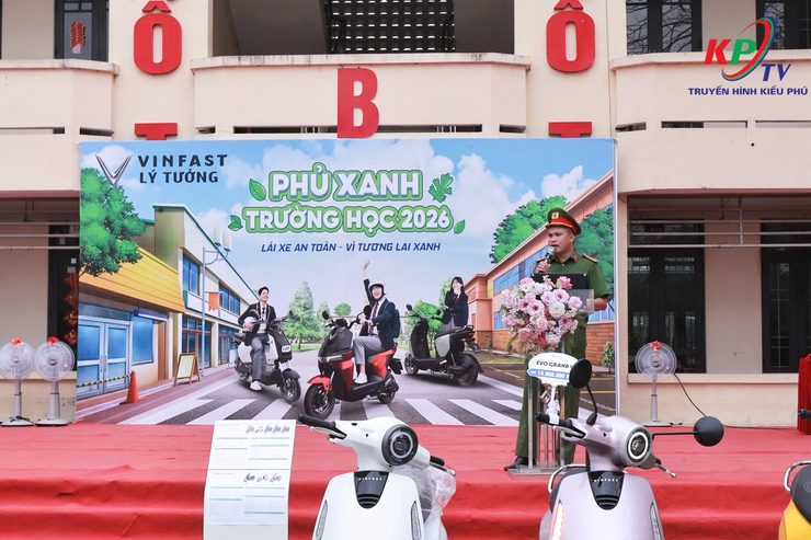 Công an xã Kiều Phú phối hợp tổ chức chương trình tuyên truyền, giáo dục pháp luật về trật tự an toàn giao thông và hướng dẫn kỹ năng lái xe an toàn cho học sinh Trường THPT Minh Khai- Ảnh 4.